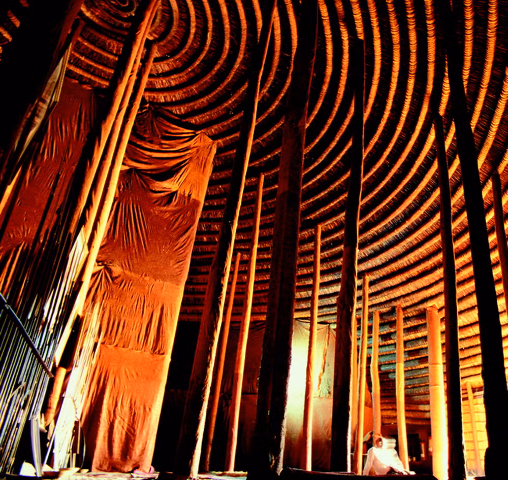 Các tòa nhà ở nơi đây có tường được dựng lên bằng lau sậy đan vào nhau, chống đỡ bằng cột gỗ bó trong vải làm từ vỏ cây sung, mặt đất được phủ bằng chiếu lá cọ và cỏ. Mái lăng mộ được lợp lau sậy và gia cố bằng 52 vòng tròn, tượng trưng cho 52 tộc người của văn hóa Uganda.