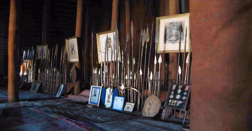 Vô số bảo vật của hoàng gia Buganda được lưu giữ và trưng bày trong các lăng mộ.