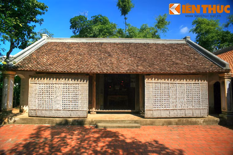 Cách nhà cụ Nguyễn Sinh Sắc không xa là nhà cụ Nguyễn Sinh Nhậm - ông nội của Bác Hồ - một nông dân cần cù chất phác. Nguyễn Sinh Cung thường sang đây vui chơi và dâng hương tưởng niệm ông bà nội. Anh ruột của Bác Hồ là cụ Nguyễn Sinh Khiêm đã từng sống và mất tại đây.