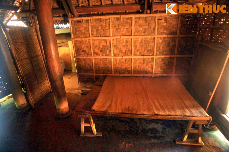 Gian nghỉ của cụ Sắc với bộ phản gỗ kê bên cửa sổ chính. Nơi đây có chiếc án thư, nơi cụ dạy các con học chữ và đây cũng là nơi vào các buổi tối cụ thường mời bà con ngồi quây quần uống nước trà xanh.