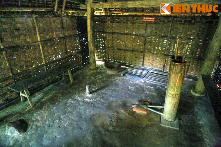 Lò rèn cố Điền do ông Hoàng Xuân Luyễn (thường gọi là cố Điền) lập ra để rèn công cụ phục vụ bà con trong vùng từ cuối thế kỷ 19. Khi ở làng Sen, Nguyễn Sinh Cung thường sang giúp cố Điền đập đe, thụt bễ, nhặt sắt vụn làm đồ chơi và nghe bà con bàn luận việc nước, việc đời.