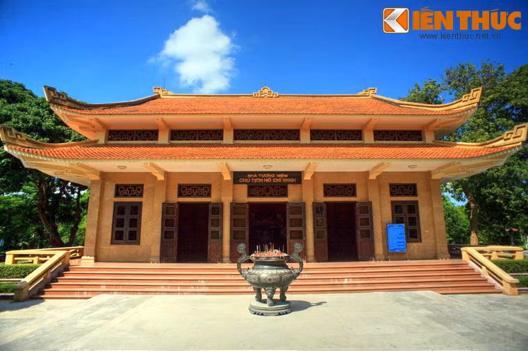 Nhà tưởng niệm Chủ tịch Hồ Chí Minh ở làng Sen.