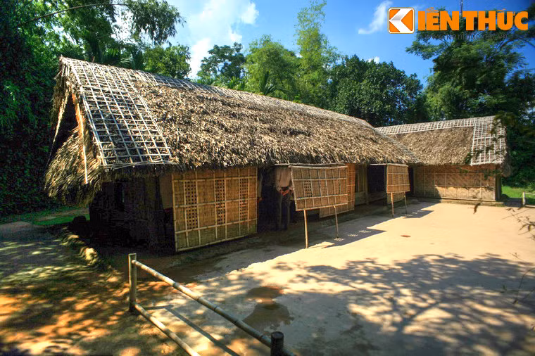 Đây là một ngôi nhà lá đơn sơ có 5 gian được dân làng Sen quê Bác dựng lên từ quỹ công của dân làng để mừng ông Nguyễn Sinh Sắc khi ông đỗ Phó bảng khoa thi Hội năm 1901.