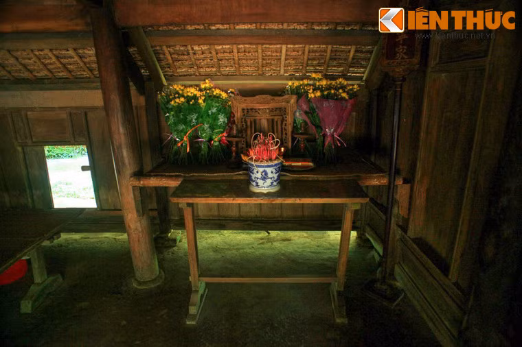 Trong ngôi nhà này, cụ Sắc dành hai gian để đặt bàn thờ bà Hoàng Thị Loan và để tiếp khách. Bàn thờ được làm bằng liếp tre nứa trên trải chiếu nhỏ để bát hương, cây nến và bài vị bằng gỗ giản dị.