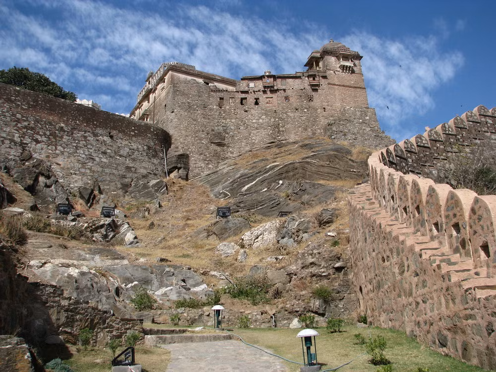 Trong nhiều đời vua sau đó, thành Kumbhalgarh tiếp tục được mở rộng, củng cố và hoàn thiện với các đoạn tường thành liên tục được nối dài.