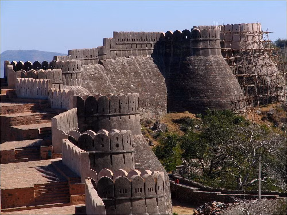 Trái với sự nổi tiếng của Vạn Lý Trường Thành, Kumbhalgarh không được nhiều du khách nước ngoài biết đến do nằm ở nơi hẻo lánh và chưa phát triển về du lịch.