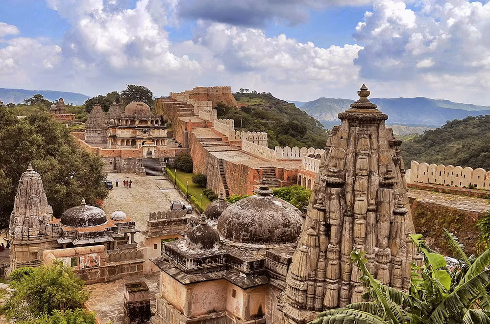 Bên trong thành Kumbhalgarh còn lưu giữ một quần thể kiến trúc cổ độc đáo, gồm các đền đài, công trình quân sự, dân sinh.