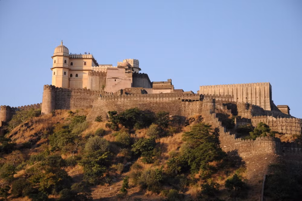 Chu vi của vòng tường khép kín vào khoảng 14 km với chiều cao của các thành lũy vào khoảng 3-5 mét.