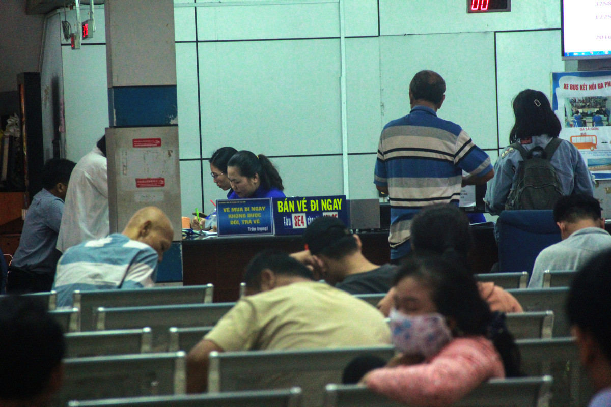 Ve tau Tet ve mien Trung: Nhieu nguoi nam cho mua ve duong dai-Hinh-5