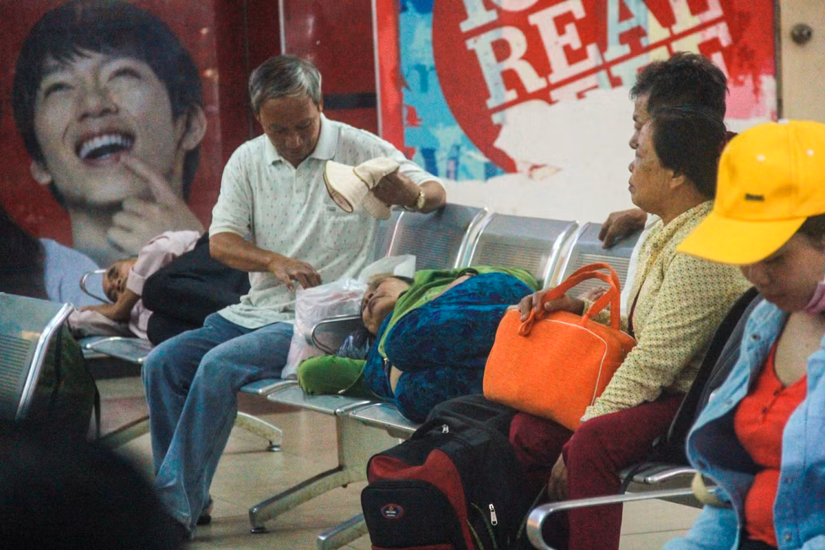 Ve tau Tet ve mien Trung: Nhieu nguoi nam cho mua ve duong dai-Hinh-10