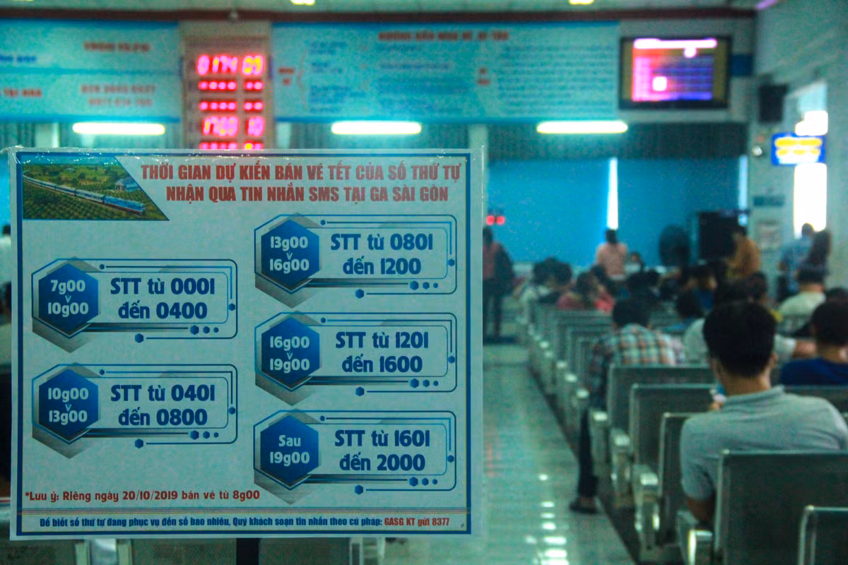 Ve tau Tet ve mien Trung: Nhieu nguoi nam cho mua ve duong dai-Hinh-6