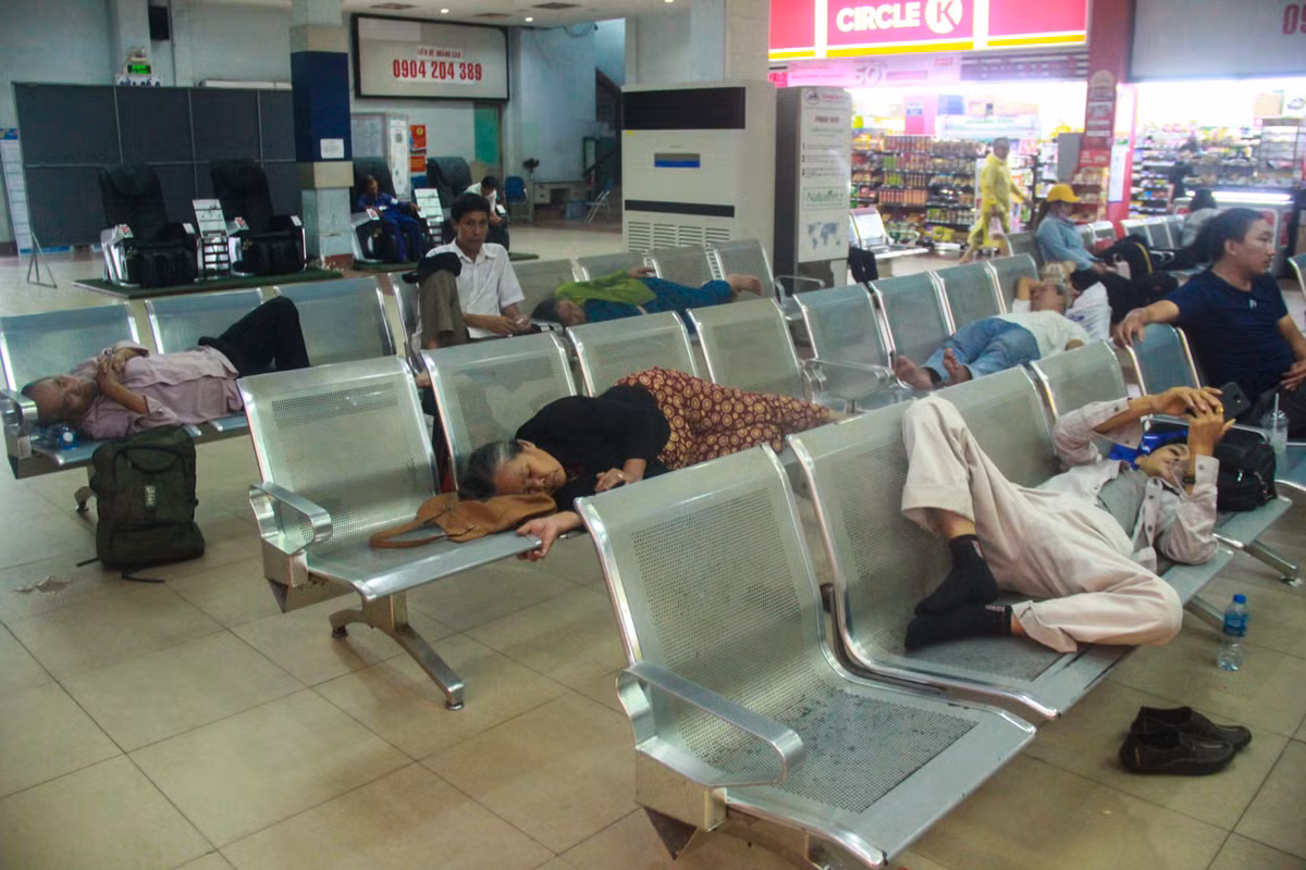 Ve tau Tet ve mien Trung: Nhieu nguoi nam cho mua ve duong dai-Hinh-11