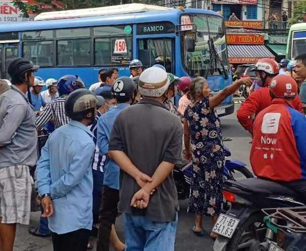 TP HCM: Tai xe xe buyt dung dao dam tai xe Grab-Hinh-3