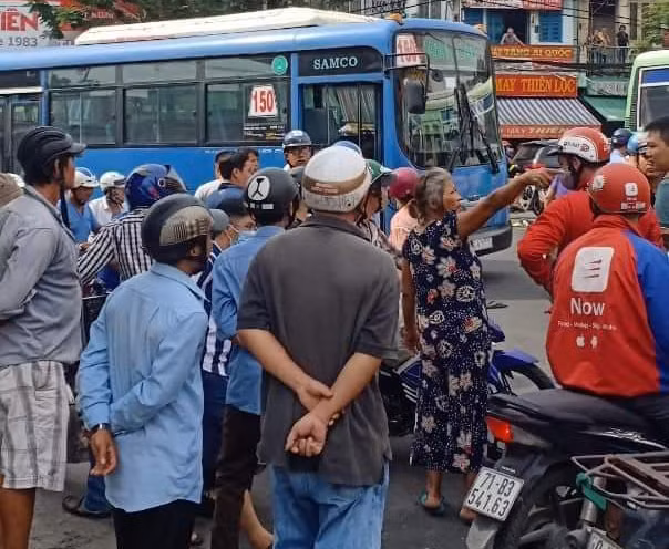 TP HCM: Tai xe xe buyt dung dao dam tai xe Grab-Hinh-3