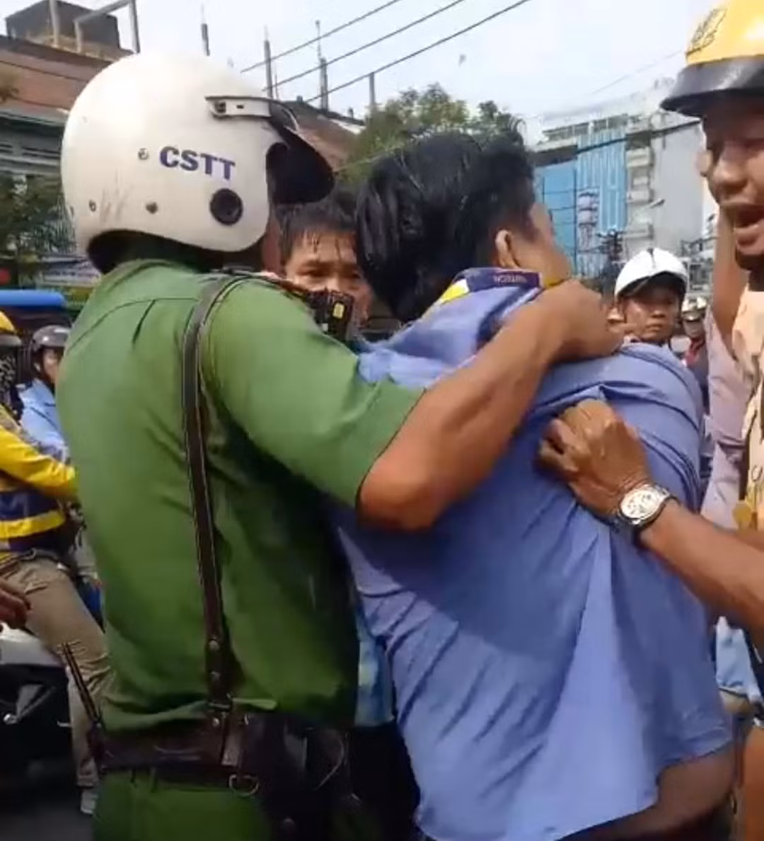 TP HCM: Tai xe xe buyt dung dao dam tai xe Grab-Hinh-2