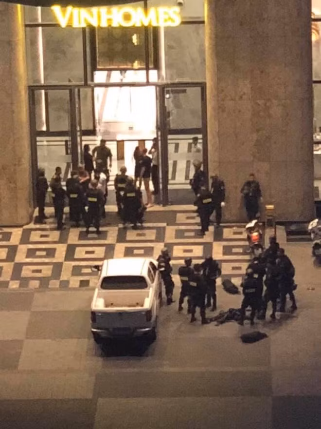 Vụ chém người ở Landmank 81: Mâu thuẫn làm ăn nên dùng dao chém, khống chế nạn nhân nhiều giờ liền - Hình 2 Vu chem nguoi o Landmank 81: Mau thuan lam an nen dung dao chem, khong che nan nhan nhieu gio lien-Hinh-2