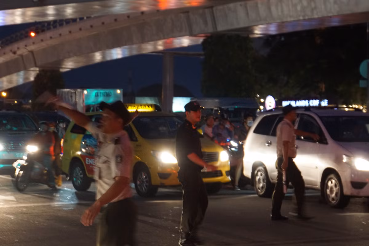 Đến 19h30, tình trạng kẹt xe vẫn chưa có dấu hiệu giãn ra, hàng ngàn phương tiện vẫn mắc kẹt trước sân bay.