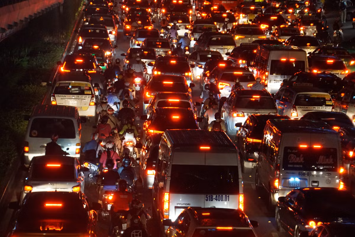 Các phương tiện ô tô, xe máy chen chúc không một chỗ trống.Xe máy, ô tô chen chúc nhau không có lối thoát trong nhiều giờ liền.