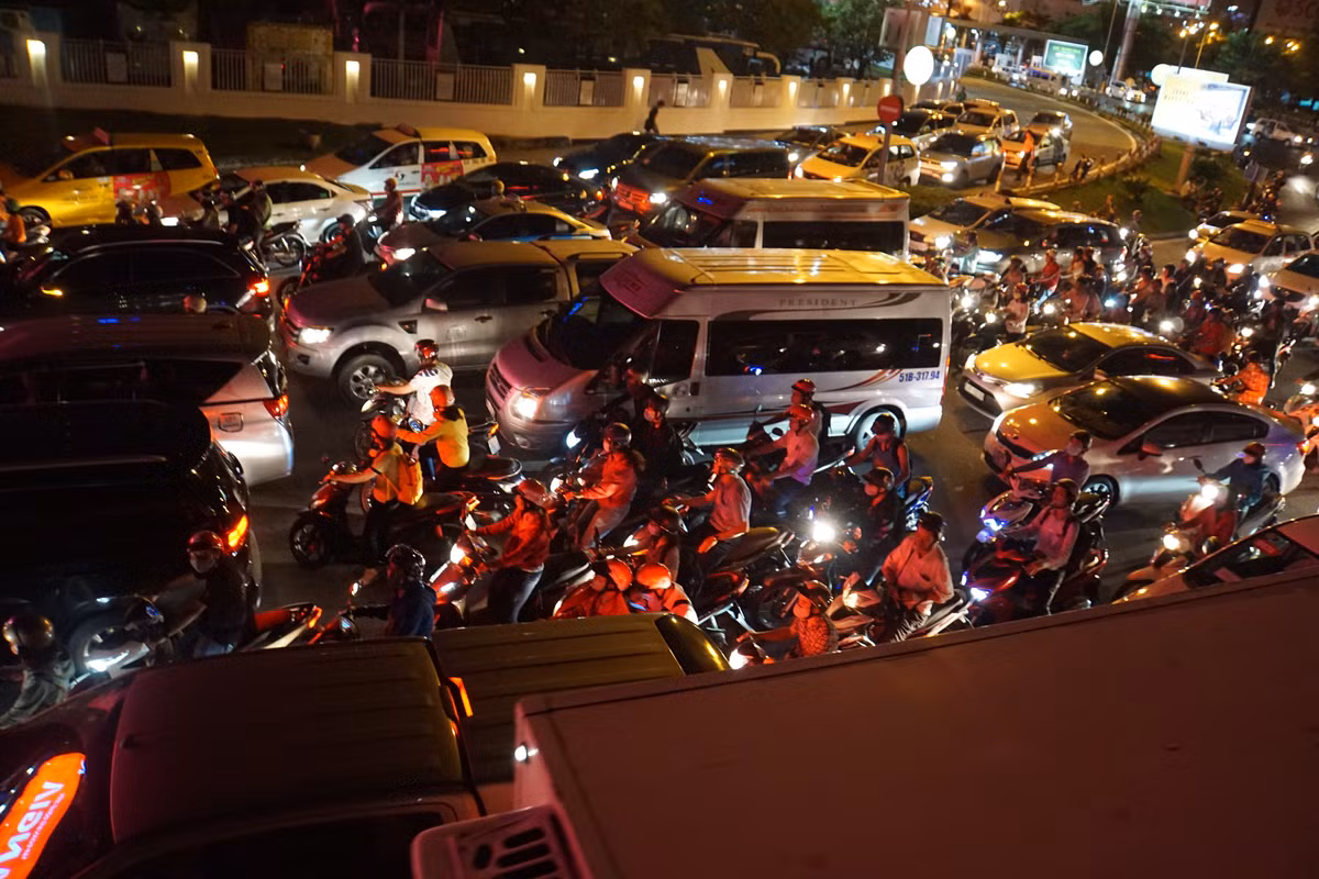 Cổng khu vực ga quốc tế sân bay Tân Sơn Nhất cũng kẹt cứng.