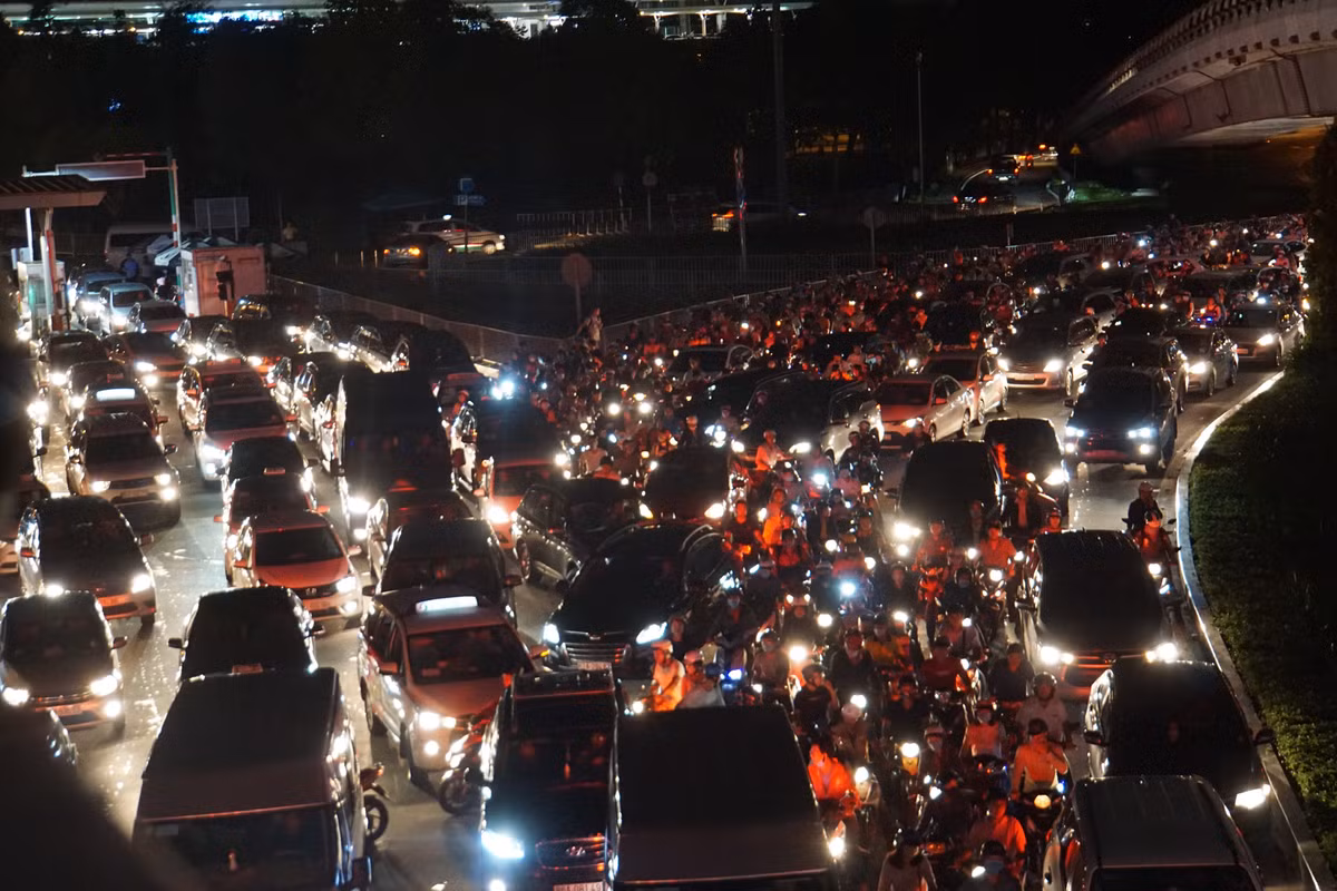 Chiều tối 18/10, cưả ngõ sân bay Tân Sơn Nhất (quận Bình Tân, TP.HCM) kẹt xe kéo dài, hàng ngàn phương tiện chôn chân trong nhiều giờ liền. Hàng ngàn phương tiện đổ về cửa ngõ Tân Sơn Nhất khiến khu vực này kẹt cứng.