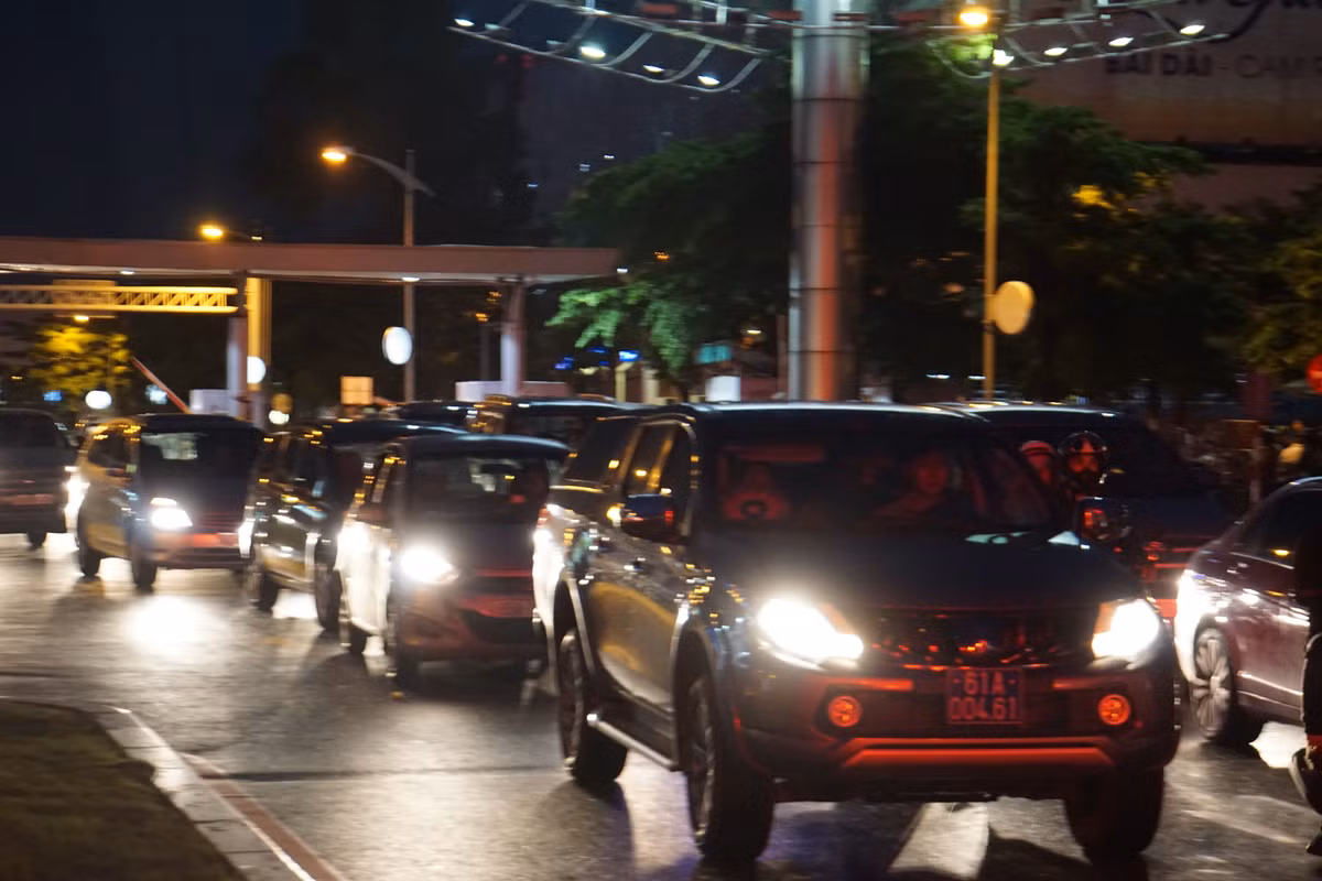 Dưới chân cầu vượt chữ Y cổng sân bay Tân Sơn Nhất kéo dài đến đường Bạch Đằng, Hồng Hà… tê liệt hoàn toàn.