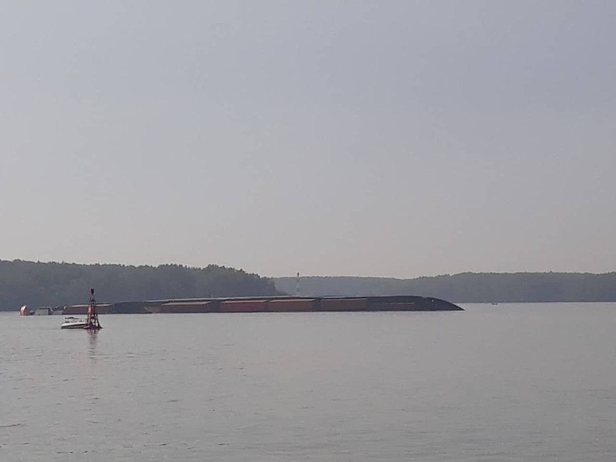 Tau VIETSUN INT chim tren song Long Tau: 17 thuyen vien thoat nan, 285 container lenh denh