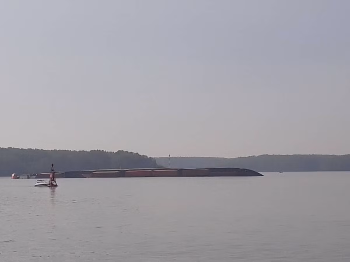 Tau VIETSUN INT chim tren song Long Tau: 17 thuyen vien thoat nan, 285 container lenh denh