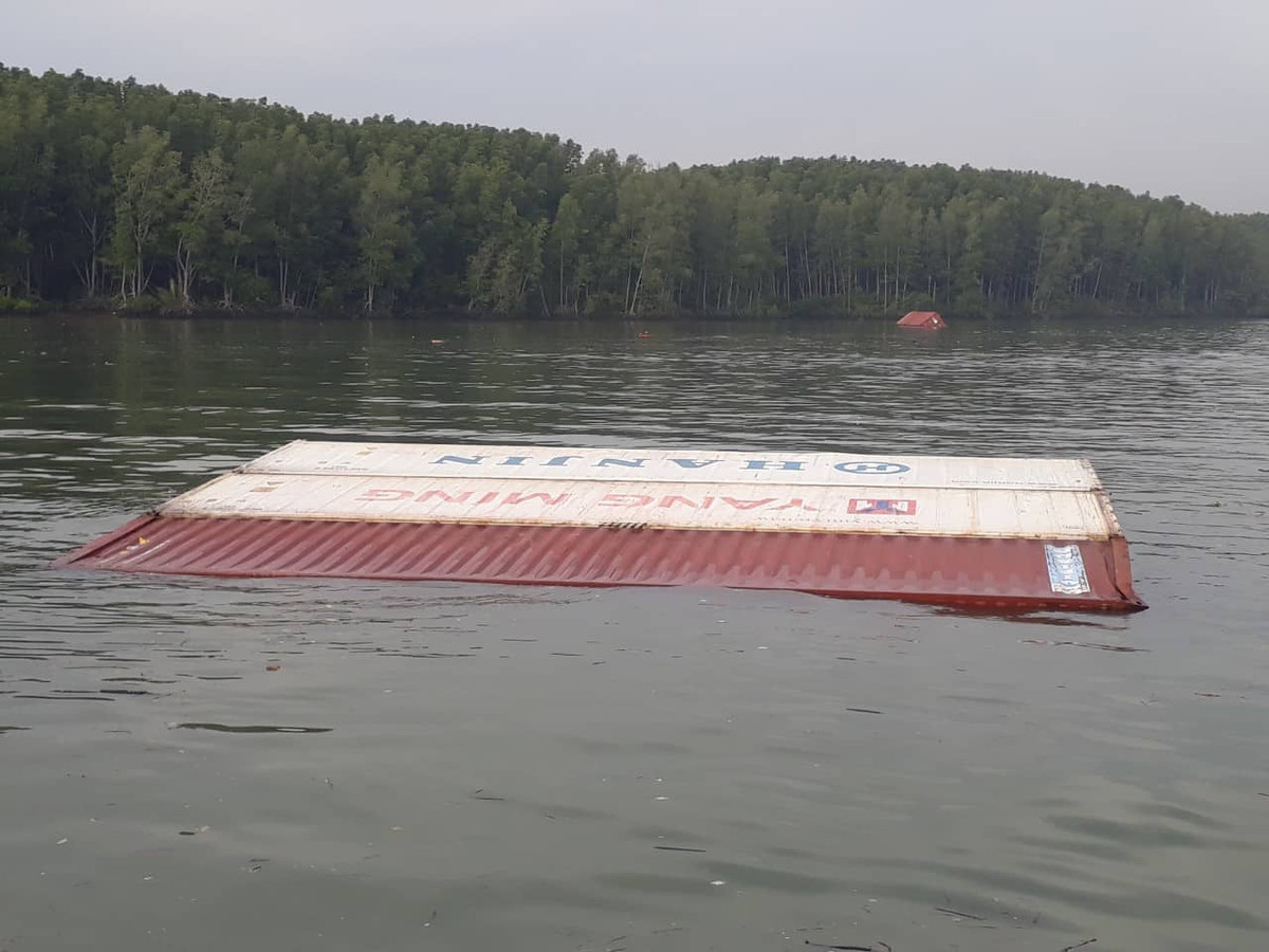 Tau VIETSUN INT chim tren song Long Tau: 17 thuyen vien thoat nan, 285 container lenh denh-Hinh-3