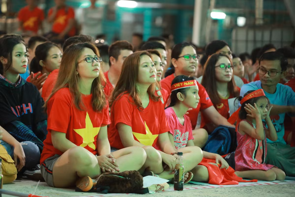 Dàn hot girl “cháy” trên SVĐ Hoa Lư trong trận Việt Nam - Indonesia - Hình 7 Dan hot girl “chay” tren SVD Hoa Lu trong tran Viet Nam - Indonesia-Hinh-7