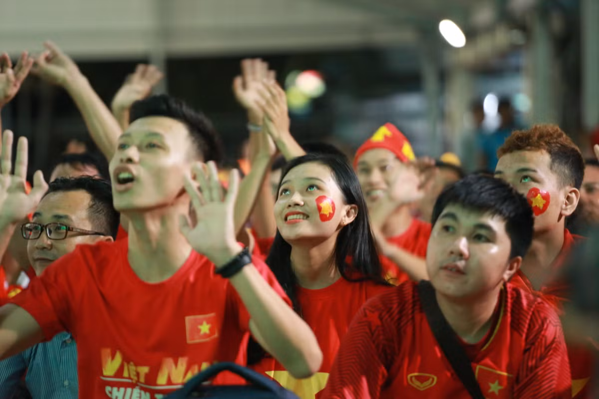 Dàn hot girl “cháy” trên SVĐ Hoa Lư trong trận Việt Nam - Indonesia - Hình 8 Dan hot girl “chay” tren SVD Hoa Lu trong tran Viet Nam - Indonesia-Hinh-8