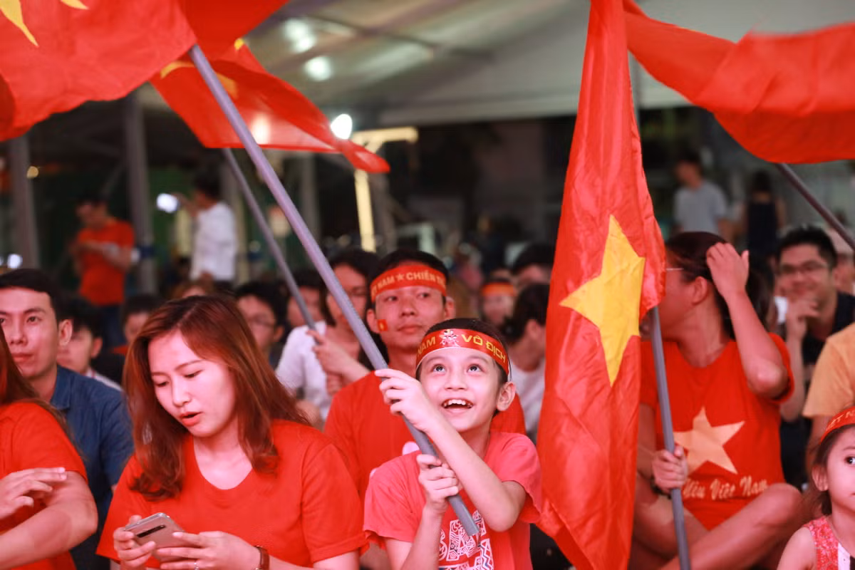 Dàn hot girl “cháy” trên SVĐ Hoa Lư trong trận Việt Nam - Indonesia - Hình 12 Dan hot girl “chay” tren SVD Hoa Lu trong tran Viet Nam - Indonesia-Hinh-12