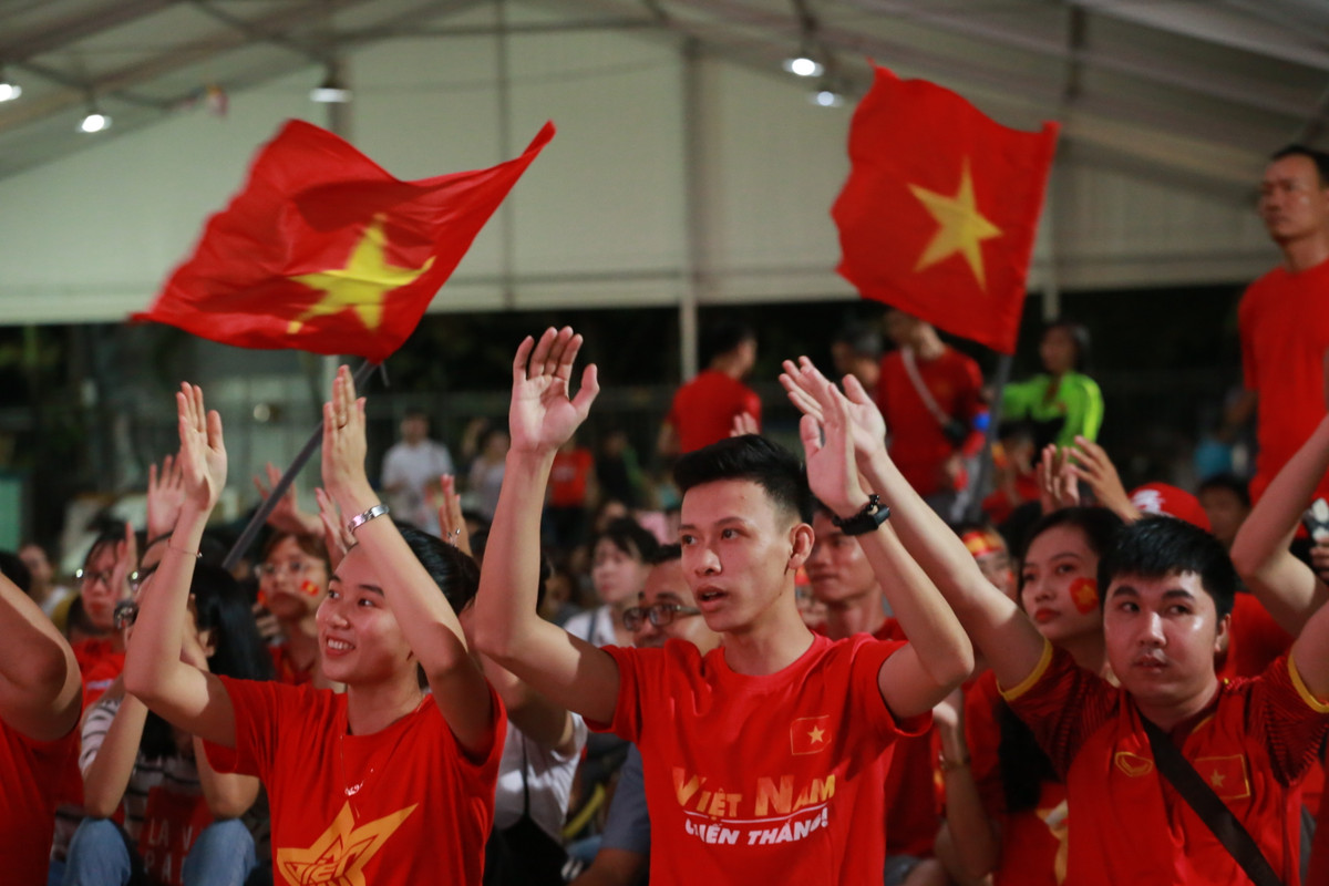 Dan hot girl “chay” tren SVD Hoa Lu trong tran Viet Nam - Indonesia