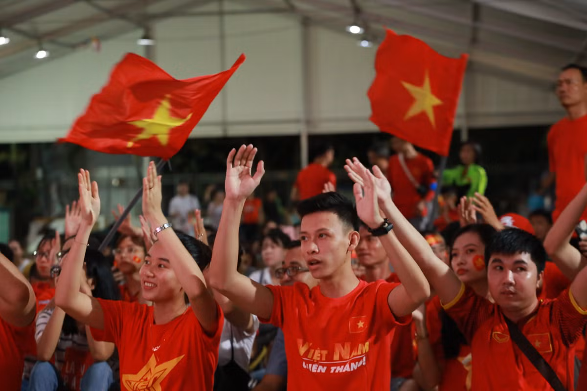 Dàn hot girl “cháy” trên SVĐ Hoa Lư trong trận Việt Nam - Indonesia Dan hot girl “chay” tren SVD Hoa Lu trong tran Viet Nam - Indonesia