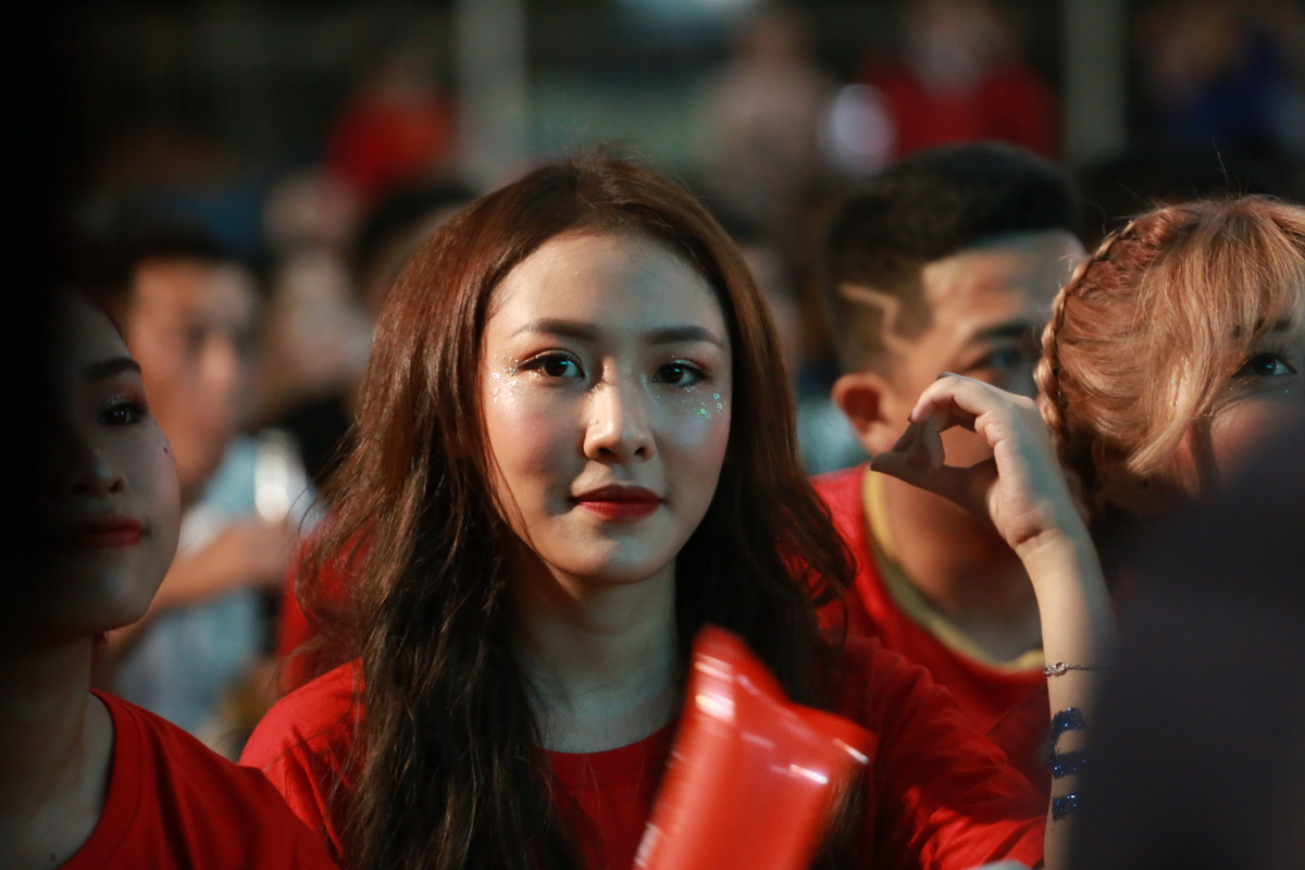 Dan hot girl “chay” tren SVD Hoa Lu trong tran Viet Nam - Indonesia-Hinh-2