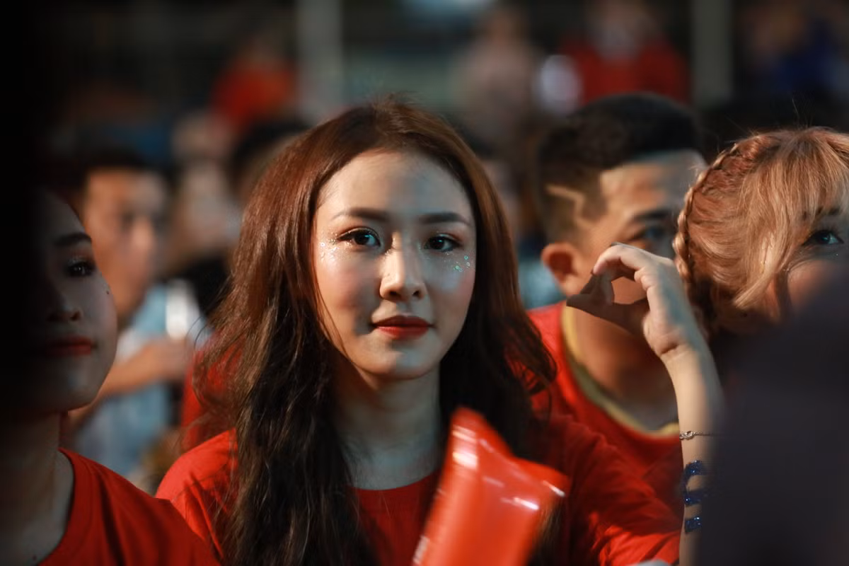 Dàn hot girl “cháy” trên SVĐ Hoa Lư trong trận Việt Nam - Indonesia - Hình 2 Dan hot girl “chay” tren SVD Hoa Lu trong tran Viet Nam - Indonesia-Hinh-2