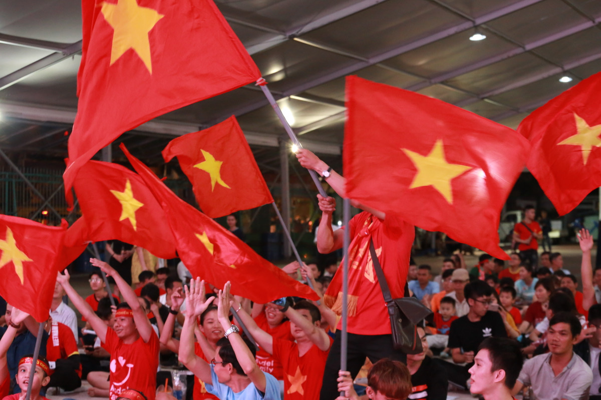 Dan hot girl “chay” tren SVD Hoa Lu trong tran Viet Nam - Indonesia-Hinh-3