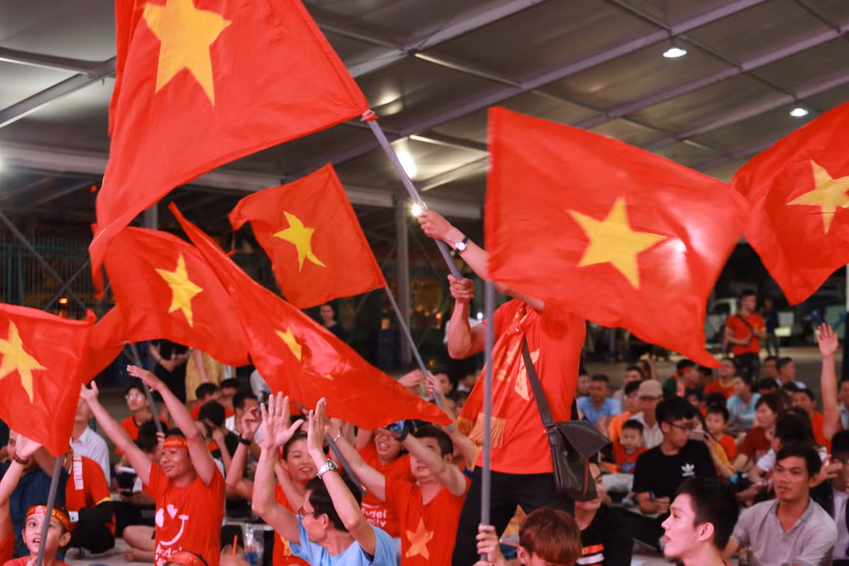 Dàn hot girl “cháy” trên SVĐ Hoa Lư trong trận Việt Nam - Indonesia - Hình 3 Dan hot girl “chay” tren SVD Hoa Lu trong tran Viet Nam - Indonesia-Hinh-3