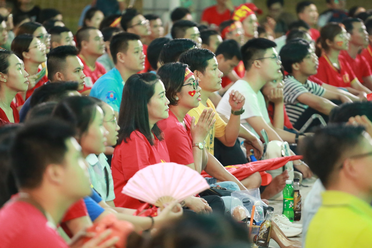 Dan hot girl “chay” tren SVD Hoa Lu trong tran Viet Nam - Indonesia-Hinh-11