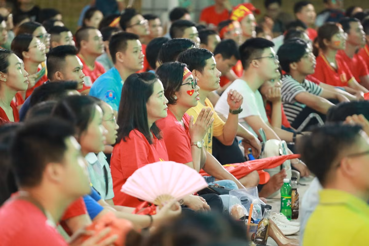 Dàn hot girl “cháy” trên SVĐ Hoa Lư trong trận Việt Nam - Indonesia - Hình 11 Dan hot girl “chay” tren SVD Hoa Lu trong tran Viet Nam - Indonesia-Hinh-11