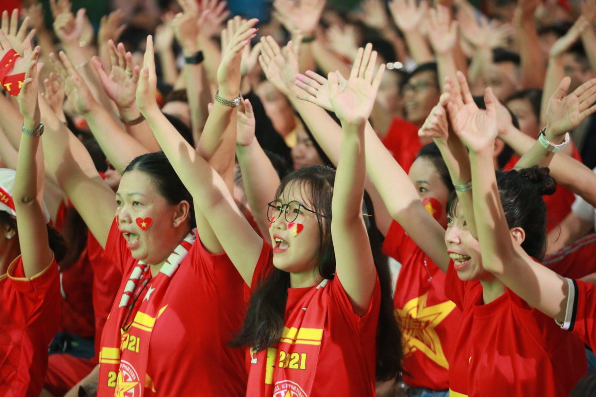 Dan hot girl “chay” tren SVD Hoa Lu trong tran Viet Nam - Indonesia-Hinh-6