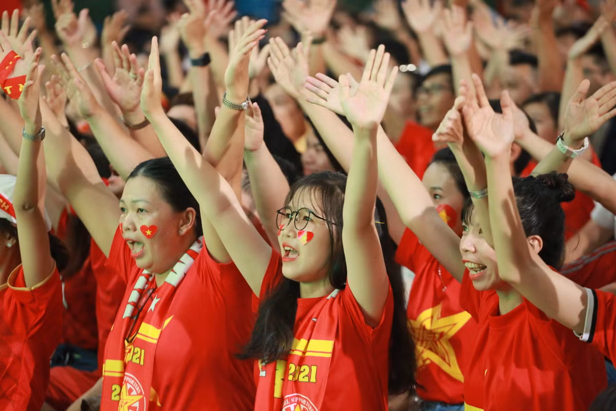 Dàn hot girl “cháy” trên SVĐ Hoa Lư trong trận Việt Nam - Indonesia - Hình 6 Dan hot girl “chay” tren SVD Hoa Lu trong tran Viet Nam - Indonesia-Hinh-6