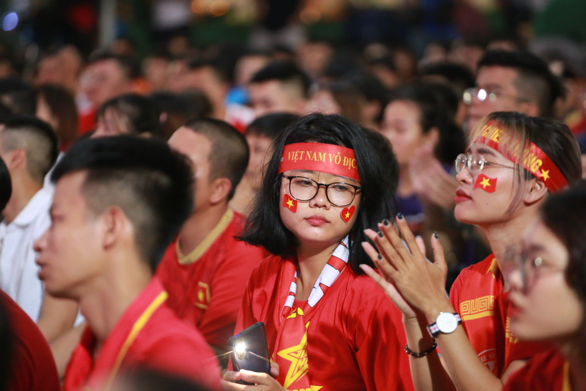 Dan hot girl “chay” tren SVD Hoa Lu trong tran Viet Nam - Indonesia-Hinh-5