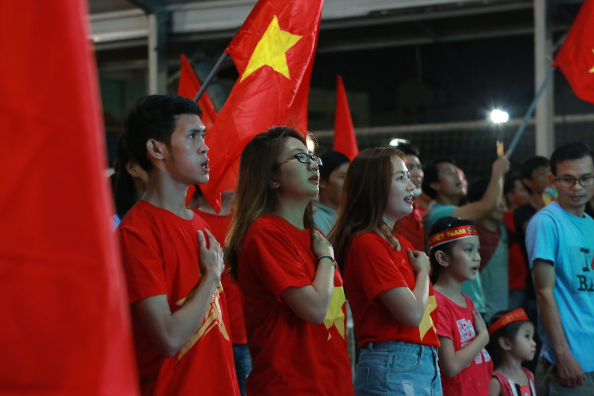 Dan hot girl “chay” tren SVD Hoa Lu trong tran Viet Nam - Indonesia-Hinh-4