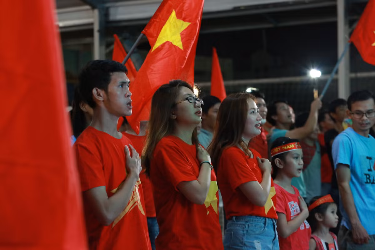 Dàn hot girl “cháy” trên SVĐ Hoa Lư trong trận Việt Nam - Indonesia - Hình 4 Dan hot girl “chay” tren SVD Hoa Lu trong tran Viet Nam - Indonesia-Hinh-4