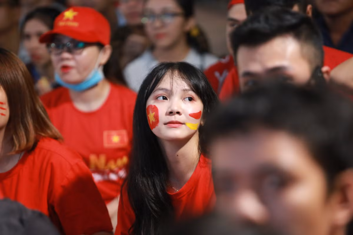 Dàn hot girl “cháy” trên SVĐ Hoa Lư trong trận Việt Nam - Indonesia - Hình 9 Dan hot girl “chay” tren SVD Hoa Lu trong tran Viet Nam - Indonesia-Hinh-9