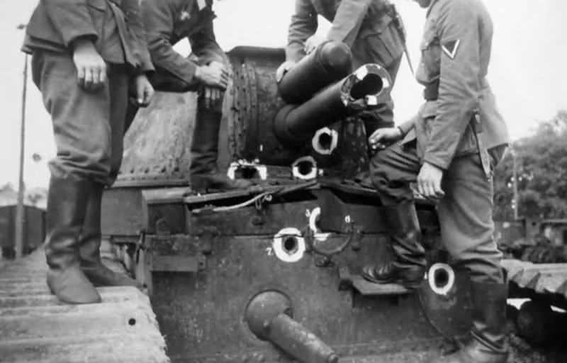 Ảnh: Khẩu pháo 75mm thậm chí còn bị pháo chống tăng Đức bắt sứt nòng. Nguồn ảnh: QQ