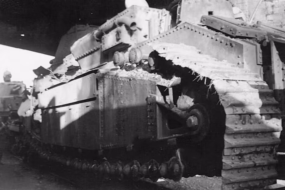 Trong ảnh là hai chiếc xe tăng Char 2C cùng bị quân phát xít thu giữ tại một chỗ. Nguồn ảnh: QQ