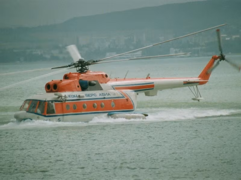 Trực thăng săn ngầm Mi-14 được trang bị nhiều hệ thống trinh sát phát hiện tàu ngầm, tàu mặt nước hiện đại. Các trang bị này thay đổi ở từng phiên bản, mẫu tiêu chuẩn Mi-14PL được trang bị phao âm OKA-2, thiết bị phát hiện từ tính lạ kéo rê APM-60, radar tìm kiếm Type 12-M. Đến phiên bản Mi-14BT được trang bị hệ thống rà phá thủy lôi...Nguồn ảnh: English Russia