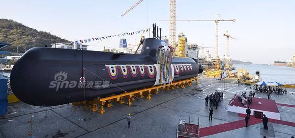 Lee Beom-seok là chiếc tàu ngầm Type 214 thứ 3 do Daewoo đảm trách việc đóng mới, và là chiếc thứ 8 được các công ty Hyundai và Daewoo đóng theo giấy phép từ Howaldtswerke-Deutsche Werft (Đức). Nguồn ảnh: Sina