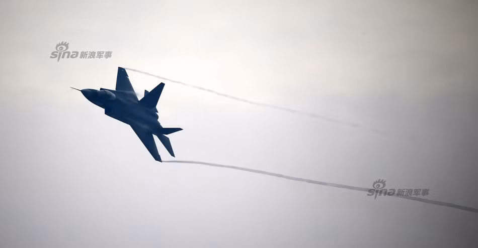 Ước tính, FC-31 hay J-31 có thể đạt tốc độ tối đa khoảng Mach 1,8 tức là 2.200km/h, tầm bay chiến đấu 1.200km. Nguồn ảnh: Sina